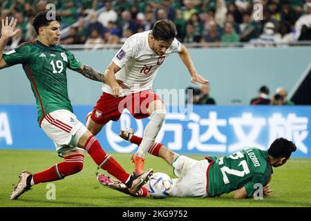 DOHA - Qatar, 22/11/2022, (LR) Jorge Sanchez del Messico, Bartosz Bereszynski della Polonia, Hirving Lozano del Messico durante la Coppa del mondo FIFA Qatar 2022 gruppo C incontro tra Messico e Polonia al 974 Stadio il 22 novembre 2022 a Doha, Qatar. AP | Olandese altezza | MAURICE DI PIETRA Foto Stock