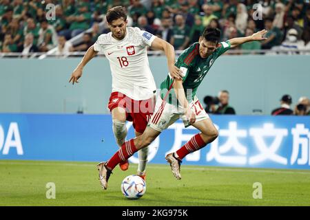 DOHA - Qatar, 22/11/2022, (LR) Bartosz Bereszynski di Polonia, Hirving Lozano di Messico durante la Coppa del mondo FIFA Qatar 2022 gruppo C incontro tra Messico e Polonia al 974 Stadio il 22 novembre 2022 a Doha, Qatar. AP | Olandese altezza | MAURICE DI PIETRA Foto Stock