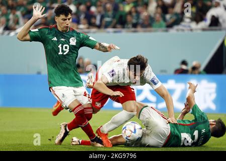 DOHA - Qatar, 22/11/2022, (LR) Jorge Sanchez del Messico, Bartosz Bereszynski della Polonia, Hirving Lozano del Messico durante la Coppa del mondo FIFA Qatar 2022 gruppo C incontro tra Messico e Polonia al 974 Stadio il 22 novembre 2022 a Doha, Qatar. AP | Olandese altezza | MAURICE DI PIETRA Foto Stock