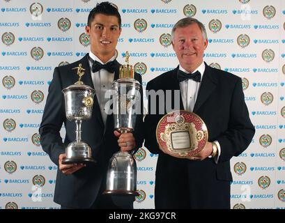 Foto del file datata 22-04-2007 di Cristiano Ronaldo (a sinistra) e Sir Alex Ferguson. Cristiano Ronaldo è di lasciare il Manchester United di comune accordo con effetto immediato, il club hanno annunciato. Data di emissione: Martedì 22 novembre 2022. Foto Stock