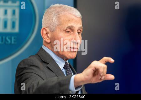 Il Dr. Antony Fauci, Chief Medical Advisor del Presidente degli Stati Uniti, e il Dr. Ashish JHA, MD, MPH, coordinatore, White House COVID-19 Response, parlano al briefing quotidiano alla Casa Bianca di Washington, DC il Martedì 22 novembre 2022. Foto di Ken Cedeno/Pool/Sipa USA Foto Stock