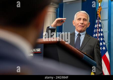 Il Dr. Antony Fauci, Chief Medical Advisor del Presidente degli Stati Uniti, e il Dr. Ashish JHA, MD, MPH, coordinatore, White House COVID-19 Response, parlano al briefing quotidiano alla Casa Bianca di Washington, DC il Martedì 22 novembre 2022. Foto di Ken Cedeno/Pool/Sipa USA Foto Stock