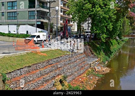PETROPOLIS, RIO DE JANEIRO, BRASILE - 28 ottobre 2022: Lavori di contenimento sul fiume Foto Stock