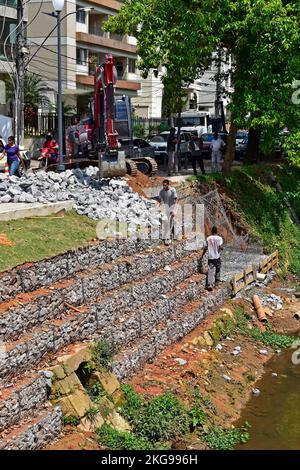 PETROPOLIS, RIO DE JANEIRO, BRASILE - 28 ottobre 2022: Lavori di contenimento sul fiume Foto Stock