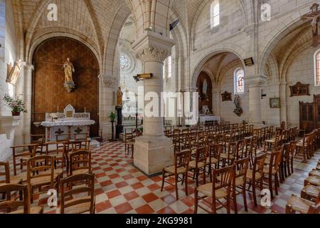 Plassac, Francia - 01 novembre 2022: Dettaglio architettonico dell'interno della chiesa di St Pierre de Plassac nel centro della città in un giorno di autunno Foto Stock