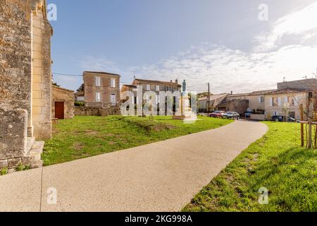 Plassac, Francia - 01 novembre 2022: Dettaglio architettonico delle case tipiche nel centro della città in un giorno di autunno Foto Stock