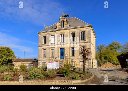 Plassac, Francia - 01 novembre 2022: Grande casa borghese utilizzata dall'associazione 'Les Ateliers du Mascaret' nel centro della città in un giorno d'autunno Foto Stock