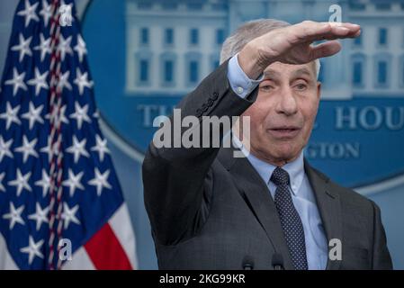 Washington, Stati Uniti. 22nd Nov 2022. Il Dr. Antony Fauci, Chief Medical Advisor del Presidente degli Stati Uniti, parla al briefing quotidiano alla Casa Bianca di Washington, DC martedì 22 novembre 2022. Foto di Ken Cedeno/UPI Credit: UPI/Alamy Live News Foto Stock