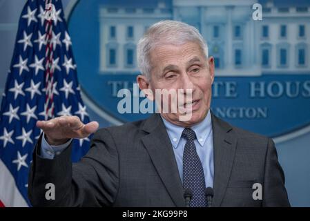 Washington, Stati Uniti. 22nd Nov 2022. Il Dr. Antony Fauci, Chief Medical Advisor del Presidente degli Stati Uniti, parla al briefing quotidiano alla Casa Bianca di Washington, DC martedì 22 novembre 2022. Foto di Ken Cedeno/UPI Credit: UPI/Alamy Live News Foto Stock