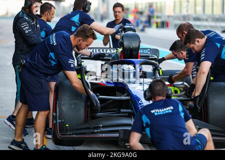 Yas Island, Abu Dhabi - 22/11/2022, 45:00 SARGEANT Logan (usa), Williams Racing FW44, action pitlane durante le 2022 prove post-stagione dal 22 al 23 novembre 2022 sul circuito di Yas Marina, a Yas Island, Abu Dhabi - Foto: Florent Gooden / DPP/DPPI/LiveMedia Foto Stock