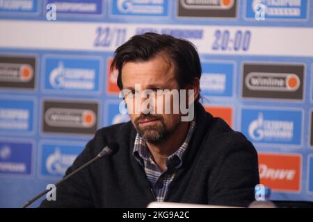 San Pietroburgo, Russia. 22nd Nov 2022. Sergei Semak, capo allenatore di Zenit è visto durante una conferenza stampa sulla amichevole partita, la Battaglia dei campioni tra Zenit San Pietroburgo e Crvena Zvezda Belgrado a Gazprom Arena. Credit: SOPA Images Limited/Alamy Live News Foto Stock