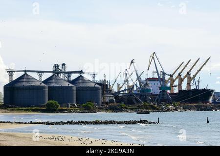 Vista sul porto con silos per terminali di grano, molte gru a terra e navi per carichi sfusi Foto Stock