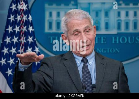 Washington, DC, 22 novembre 2022. Il Dr. Antony Fauci, Chief Medical Advisor del Presidente degli Stati Uniti, parla al briefing quotidiano alla Casa Bianca di Washington, DC martedì 22 novembre 2022. Foto di Ken Cedeno/Pool/ABACAPRESS.COM Foto Stock