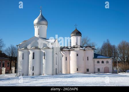 Le antiche chiese di Procopio il Grande Martire e le donne che portano mirra nel cortile di Yaroslav. Veliky Novgorod, Russia Foto Stock