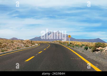 Segnaletica stradale curvy su The Empty Desert Road nel deserto di Atacama, regione di Antofagasta, Cile settentrionale, Sud America Foto Stock