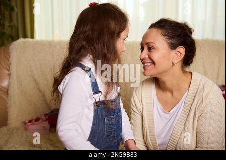 Madre e figlia amorevoli che amano trascorrere il tempo insieme a casa durante le vacanze invernali di Natale Foto Stock