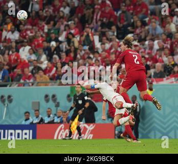 Doha, Qatar il 22 novembre 2022. Coppa del mondo FIFA 2022, Gruppo D, Danimarca vs Tunisia, nella foto il futuro tunisino Youssef Msekni, il difensore danese Joachim Andersen Foto Stock