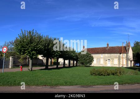 Vista autunnale di Donzy le Pré un grazioso villaggio situato nella regione Nièvre della Francia rurale centrale. Foto Stock