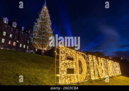 Edimburgo, Regno Unito. 22 novembre, 2022 nella foto: In preparazione all’apertura del mercatino di Natale di Edimburgo il 25 novembre, l’albero di Natale e il nuovo cartello illuminato illuminano il tumulo. Credit: Notizie dal vivo su Rich Dyson/Alamy Foto Stock