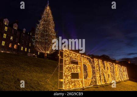 Edimburgo, Regno Unito. 22 novembre, 2022 nella foto: In preparazione all’apertura del mercatino di Natale di Edimburgo il 25 novembre, l’albero di Natale e il nuovo cartello illuminato illuminano il tumulo. Credit: Notizie dal vivo su Rich Dyson/Alamy Foto Stock