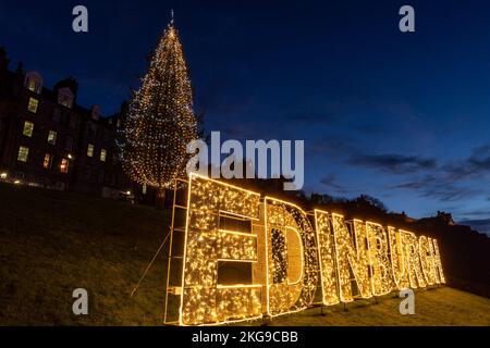 Edimburgo, Regno Unito. 22 novembre, 2022 nella foto: In preparazione all’apertura del mercatino di Natale di Edimburgo il 25 novembre, l’albero di Natale e il nuovo cartello illuminato illuminano il tumulo. Credit: Notizie dal vivo su Rich Dyson/Alamy Foto Stock