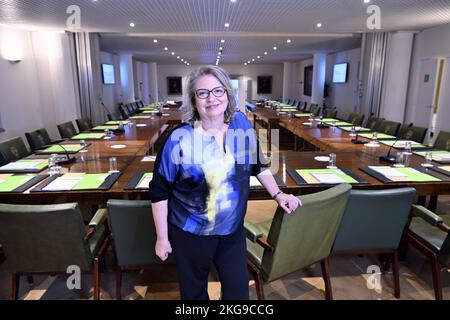 Il nuovo sindaco di Wavre Anne Masson si pone per il fotografo al municipio di Wavre martedì 22 novembre 2022. FOTO DI BELGA ERIC LALMAND Foto Stock