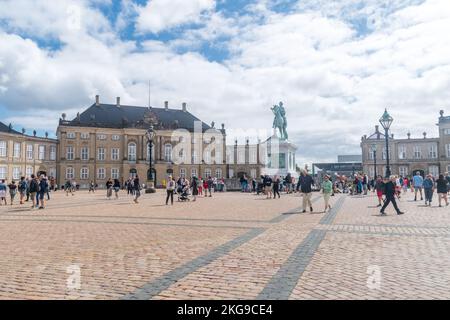 Copenaghen, Danimarca - 26 luglio 2022: Vista su Piazza Amalienborg con il Palazzo di Frederik VIII (Palazzo di Brockdorff) sullo sfondo. Foto Stock