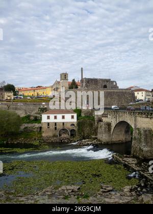 Barcelos ponte medievale sul fiume Cávado a lato del mulino ad acqua Foto Stock
