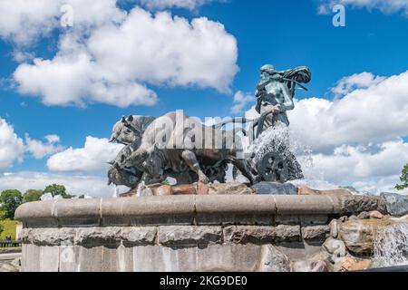 Copenaghen, Danimarca - 26 luglio 2022: Primo piano sulla dea norrena Gefjon guidare sull'aratro con buoi. Gefion Fountain, grande fontana sul fronte del porto Foto Stock