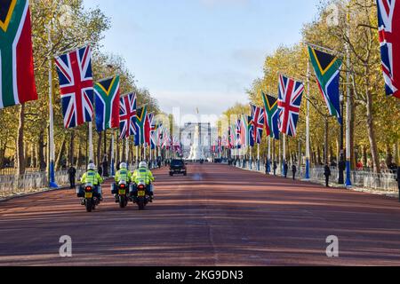 Londra, Inghilterra, Regno Unito. 22nd Nov 2022. Bandiere sudafricane e Union Jacks decorano il Mall per la visita di stato del presidente sudafricano Cyril Ramaphosa nel Regno Unito. Il presidente e i membri della famiglia reale, tra cui re Carlo III, Camilla, la regina Consort, il principe William e la principessa Kate, tra gli altri, passarono attraverso il Mall in carrozze cerimoniali sulla loro strada per Buckingham Palace. (Credit Image: © Vuk Valcic/ZUMA Press Wire) Foto Stock