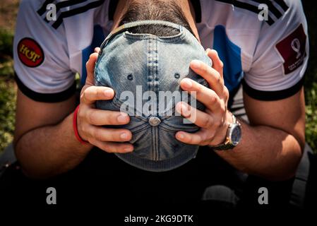 Buenos Aires, Argentina. 22nd Nov 2022. Un tifoso di calcio argentino si rammarica per il fatto che la sua squadra si sia sciolta in Arabia Saudita in una partita di calcio del World Cup Group C giocata in Qatar. L'Arabia Saudita ha segnato una delle più grandi rivolte della Coppa del mondo battendo l'Argentina 2-1 di Lionel messi. Credit: SOPA Images Limited/Alamy Live News Foto Stock