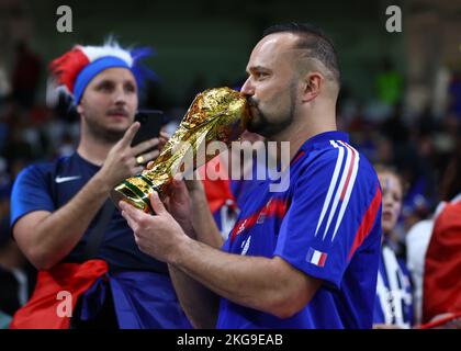 Al Wukair, Qatar, 22nd novembre 2022. I fan francesi prima della partita della Coppa del mondo FIFA 2022 allo stadio al Janoub, al Wukair. Il credito di foto dovrebbe essere: David Klein / Sportimage Foto Stock