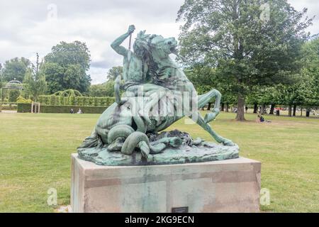 Copenaghen, Danimarca - 26 luglio 2022: La scultura lotta con un serpente eretto nei Giardini del Castello di Rosenborg. Foto Stock