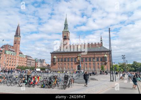 Copenaghen, Danimarca - 26 luglio 2022: Radhuspladsen e il Municipio di Copenaghen. Foto Stock