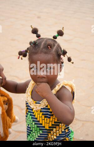 Piccola ragazza per strada, Ouidah, Benin Foto Stock