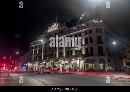 Copenaghen, Danimarca - 27 luglio 2022: Hotel D'Angleterre di notte. Foto Stock