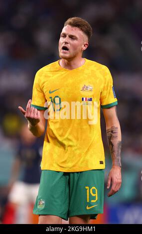 Al Wukair, Qatar, 22nd novembre 2022. Harry Soutar of Australia durante la partita della Coppa del mondo FIFA 2022 allo Stadio al Janoub, al Wukair. Il credito di foto dovrebbe essere: David Klein / Sportimage Foto Stock