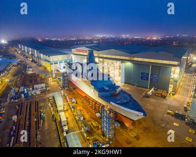 Glasgow, Scozia, Regno Unito. 22 novembre 2022. Vista aerea di HMS Glasgow presso il cantiere navale BAE Systems Govan poco prima di essere trasferito tramite chiatta al vicino cantiere navale Scotstoun sul fiume Clyde. La nave è una fregata anti-sottomarina di tipo 26. Iain Masterton/Alamy Live News Foto Stock