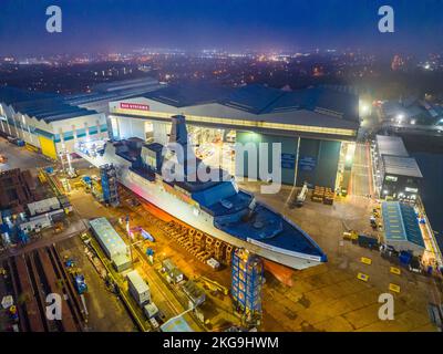 Glasgow, Scozia, Regno Unito. 22 novembre 2022. Vista aerea di HMS Glasgow presso il cantiere navale BAE Systems Govan poco prima di essere trasferito tramite chiatta al vicino cantiere navale Scotstoun sul fiume Clyde. La nave è una fregata anti-sottomarina di tipo 26. Iain Masterton/Alamy Live News Foto Stock