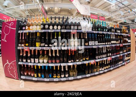 Cuneo, Italia - 22 novembre 2022: Assortimento di bottiglie di vino frizzante esposte sullo scaffale per la vendita al supermercato italiano, fish eye vision Foto Stock