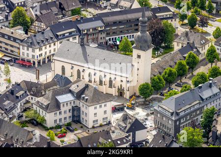 Vista aerea, Kath. Chiesa parrocchiale di San Edificio di ricostruzione di Walburga e Stiftsplatz, città di Meschede, Meschede, Sauerland, Renania settentrionale-Vestfalia Foto Stock