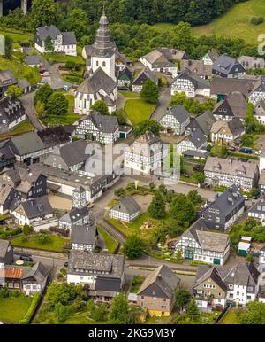 Vista aerea, centro storico villaggio Eversberg con case a graticcio e la chiesa di San Johannes Evangelist, municipio e vecchia stazione dei vigili del fuoco con torre Foto Stock