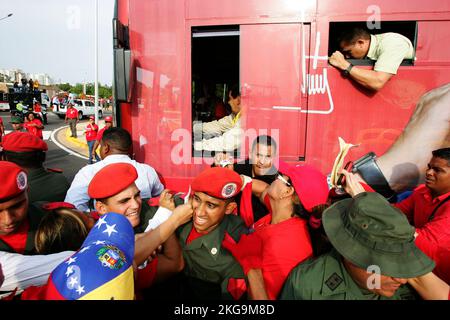 Maracaibo-Venezuela-23-03-2013- i membri delle forze armate venezuelane impediscono ai sostenitori del presidente Nicolas Maduro di venire a salutarlo. Foto Stock