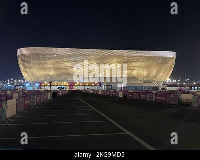 La vista notturna dello stadio Lusail da 80.000 posti: È qui che verrà disputata la finale della Coppa del mondo FIFA Qatar 2022 Foto Stock