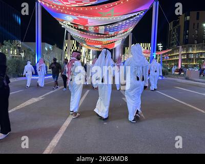 Arab Man Giving FIFA Fan Festival a Lusail blueward Qatar Foto Stock