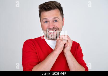 Sorridendo giovane essere soddisfatto del complimento non può credere nella sua fortuna Foto Stock