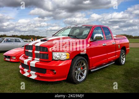 2005 Dodge RAM SRT-10 sport pick-up camion 'KM54 RAM' in mostra al Scramble di ottobre tenuto presso il Bicester Heritage Centre il 9th ottobre 2022 Foto Stock