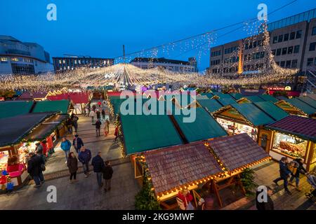 Prima della stagione natalizia, mercatino di Natale a Kennedyplatz, nel centro di Essen, NRW, Germania, Foto Stock