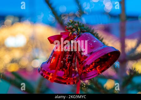 Periodo pre-natalizio, mercatino di Natale su Kennedyplatz nel centro di Essen, decorazioni per alberi di Natale, NRW, Germania, Foto Stock