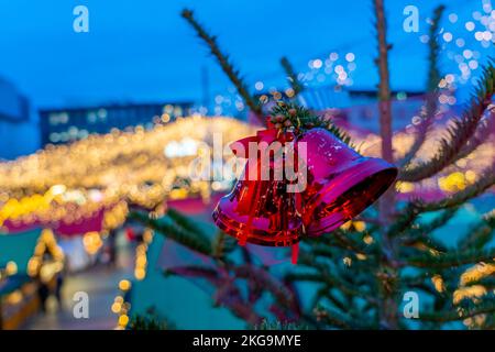 Periodo pre-natalizio, mercatino di Natale su Kennedyplatz nel centro di Essen, decorazioni per alberi di Natale, NRW, Germania, Foto Stock